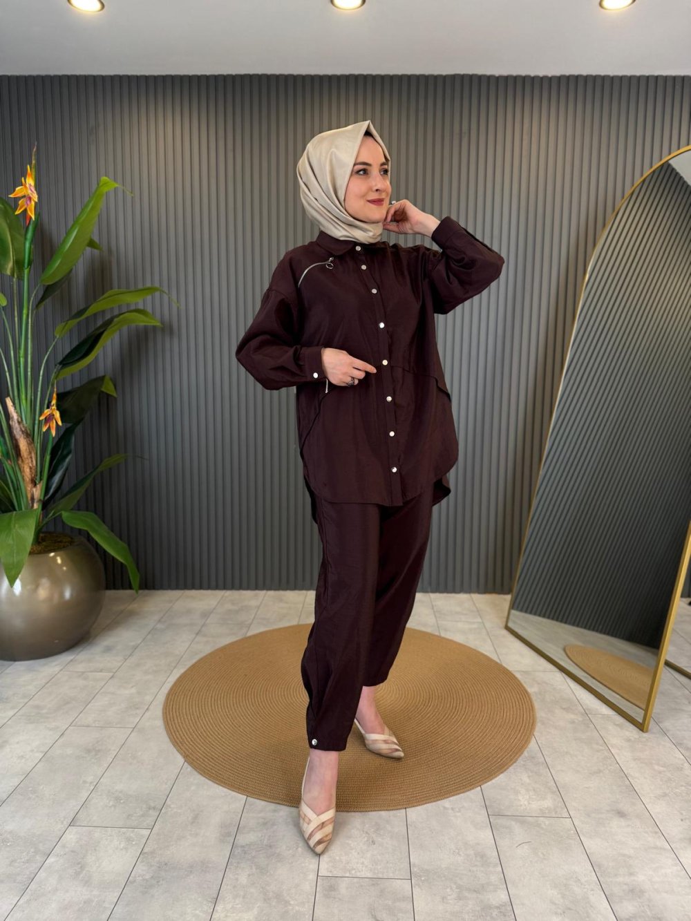 Pants and Tunic with Zipper and Snap Detail Dubai Set in Reddish Brown