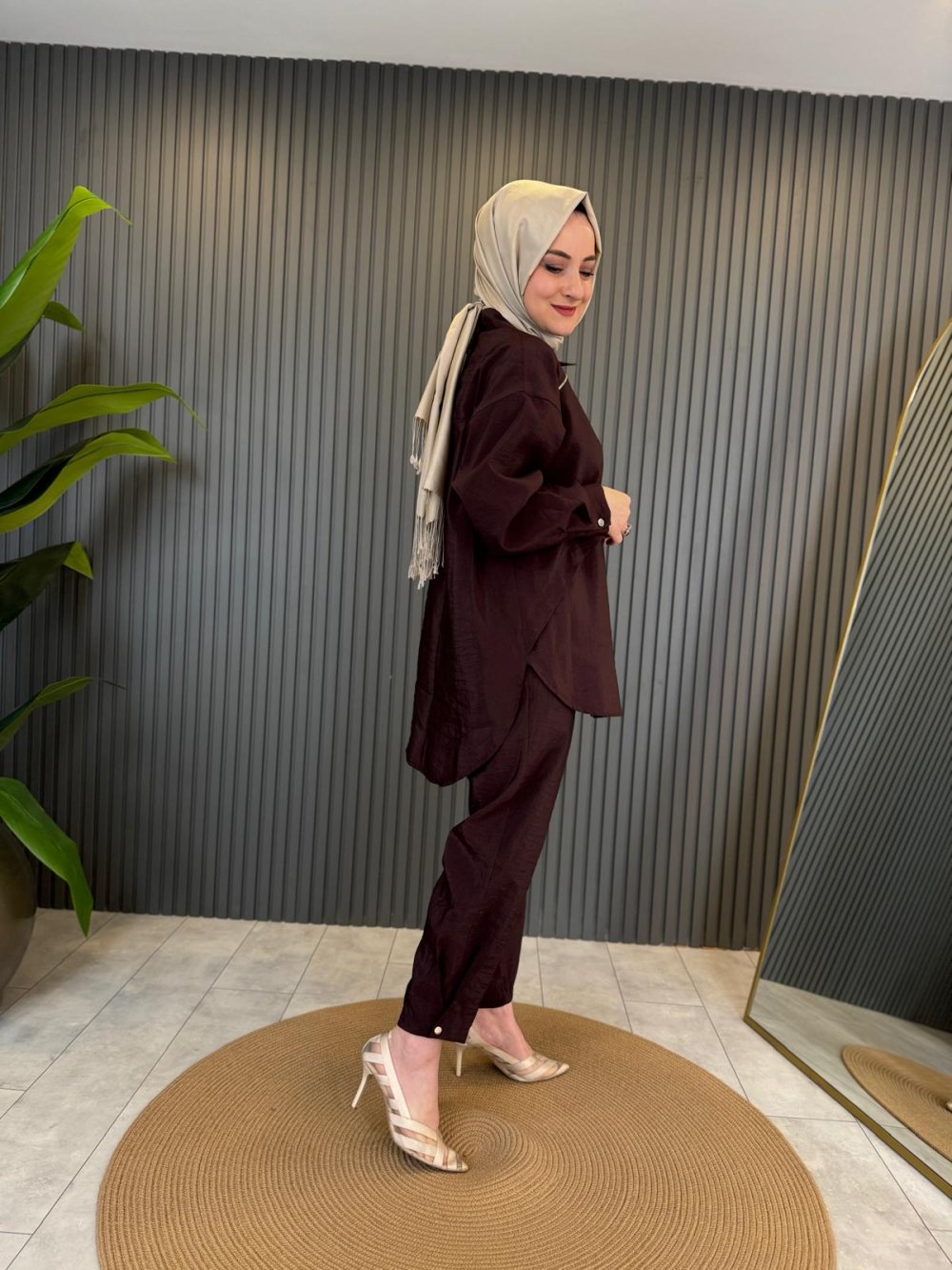 Pants and Tunic with Zipper and Snap Detail Dubai Set in Reddish Brown