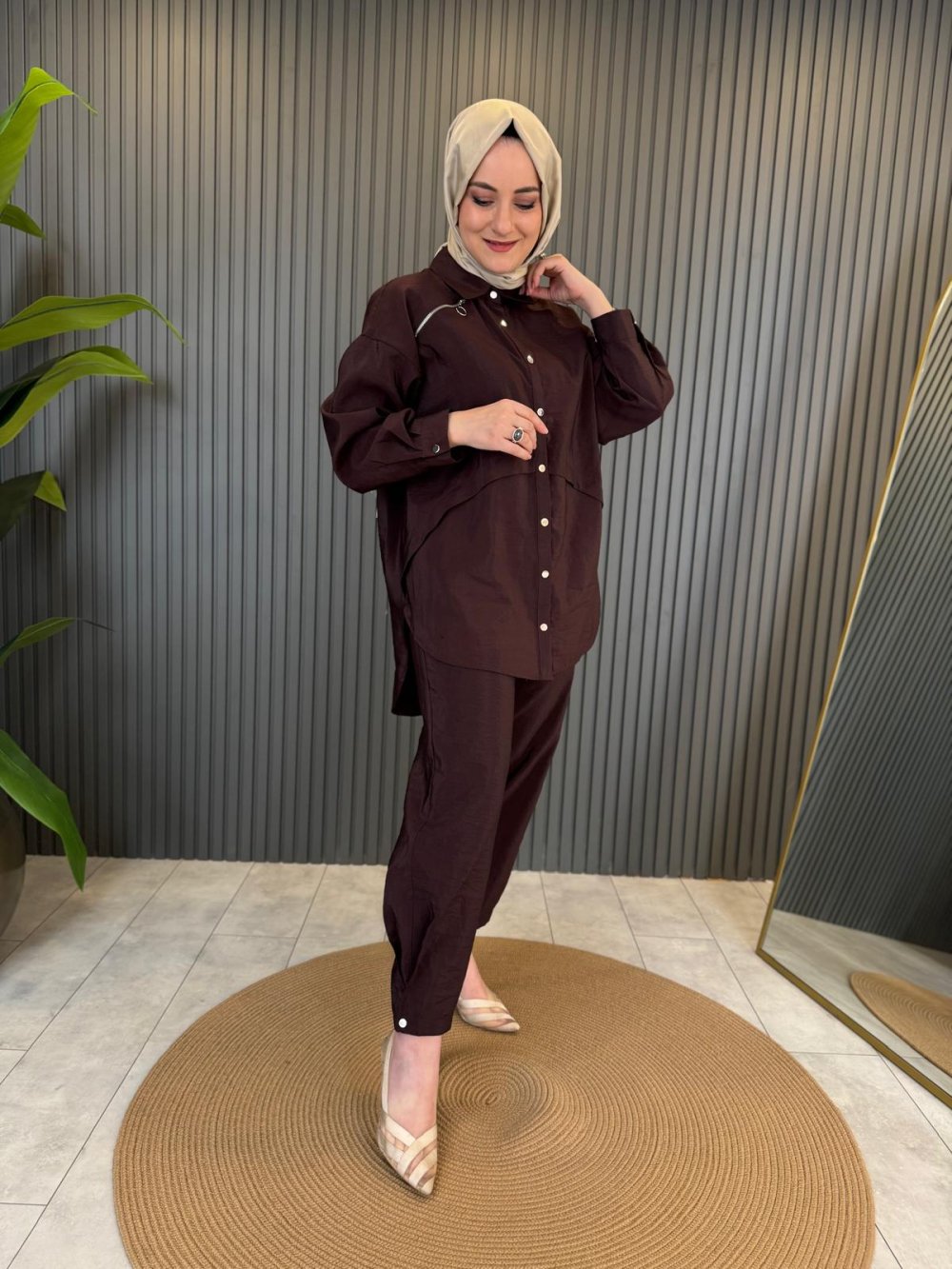 Pants and Tunic with Zipper and Snap Detail Dubai Set in Reddish Brown