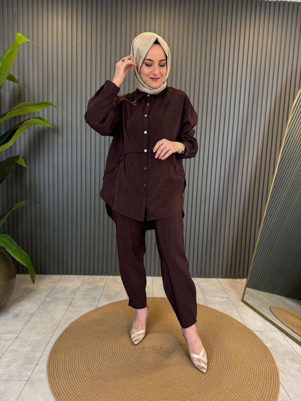 Pants and Tunic with Zipper and Snap Detail Dubai Set in Reddish Brown