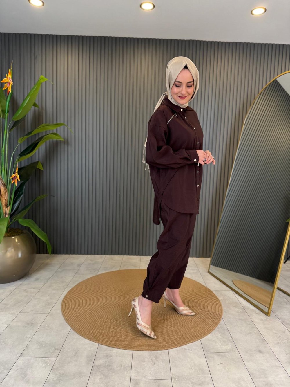 Pants and Tunic with Zipper and Snap Detail Dubai Set in Reddish Brown
