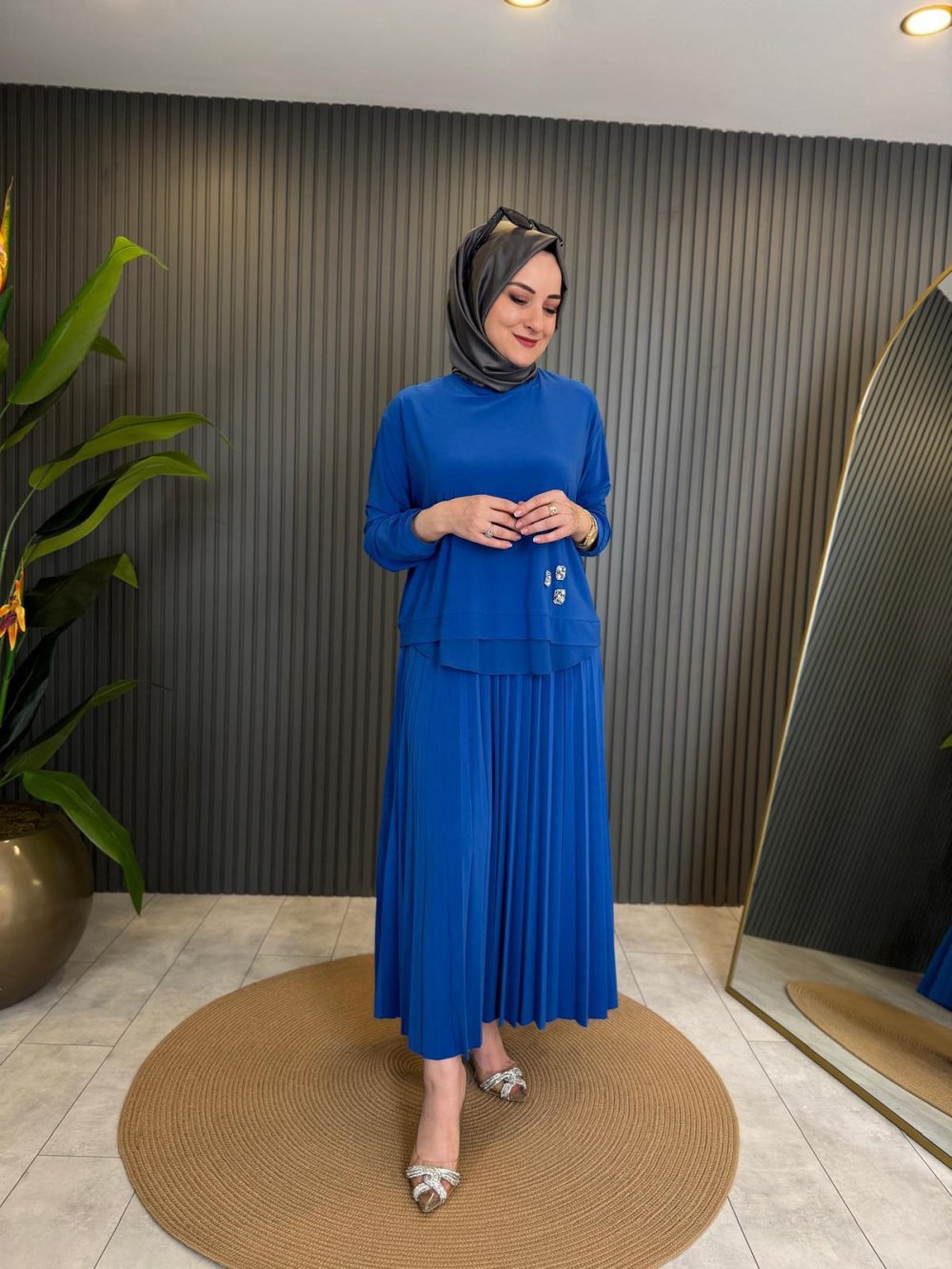 Stone and Chiffon Detailed Pleated Tilda Set in Cobalt Blue