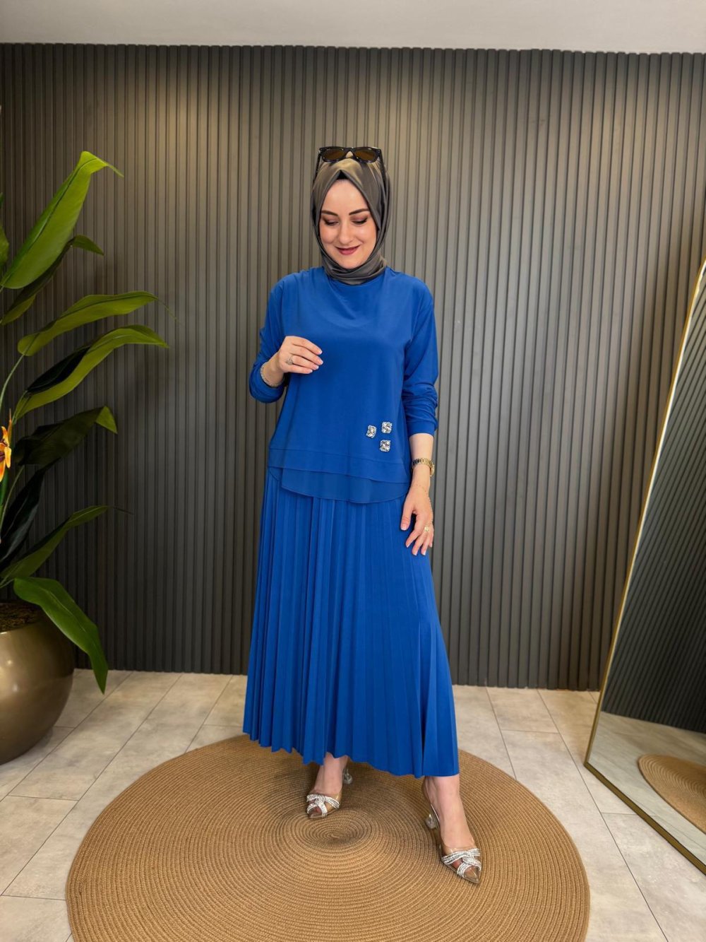 Stone and Chiffon Detailed Pleated Tilda Set in Cobalt Blue